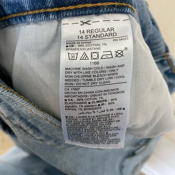 Old Navy Flare Jeans - Picture 3 of 6